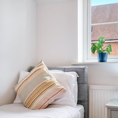 Foxherne 5Bdr 3Ba Serviced House With Parking - Slough By 360Stays Exteriér fotografie
