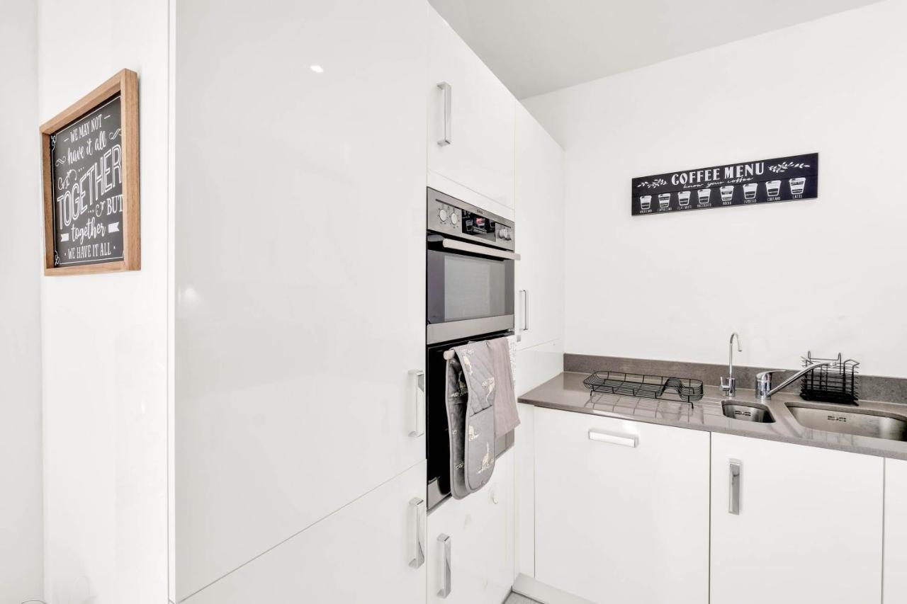 Foxherne 5Bdr 3Ba Serviced House With Parking - Slough By 360Stays Exteriér fotografie