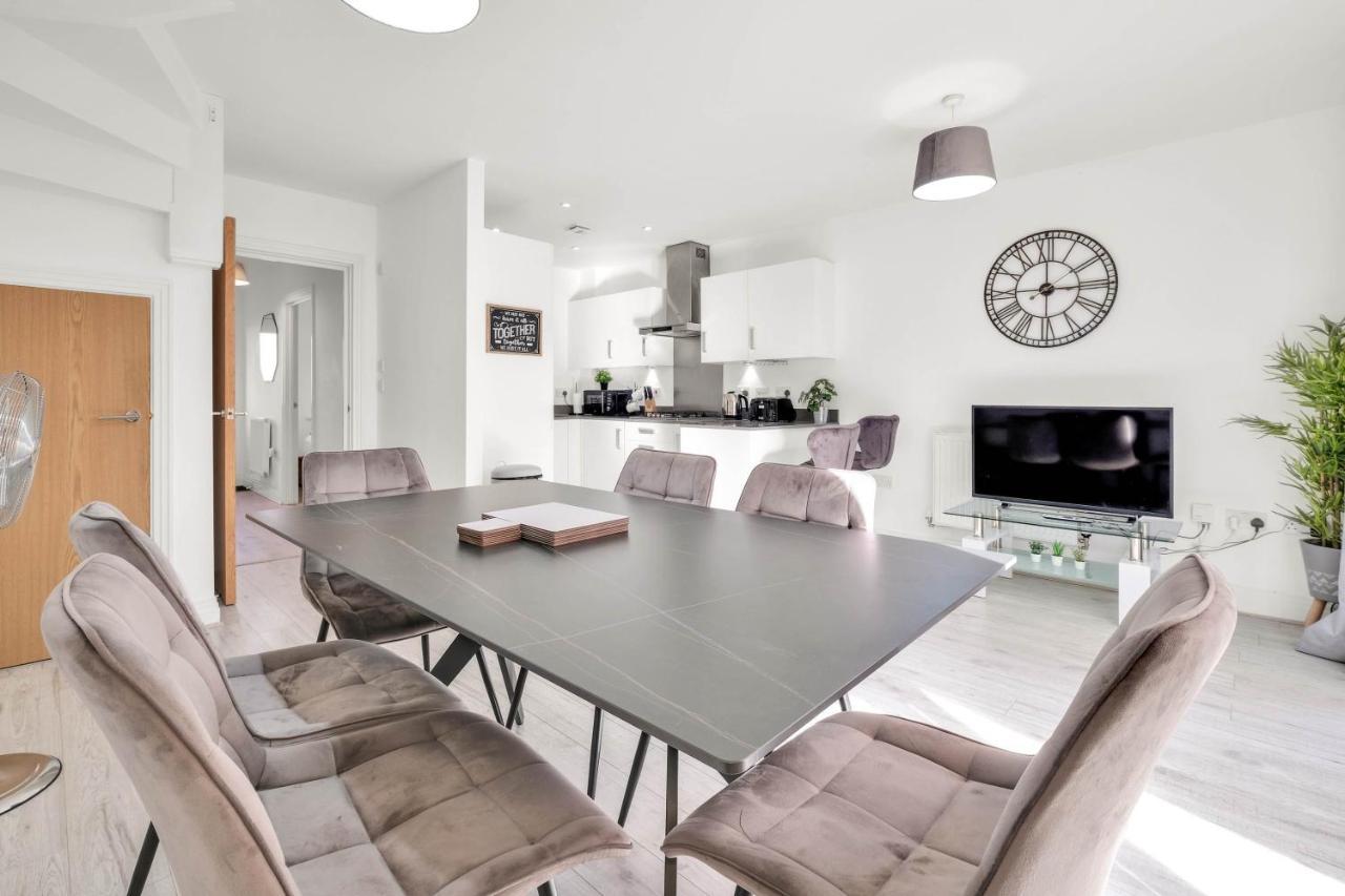 Foxherne 5Bdr 3Ba Serviced House With Parking - Slough By 360Stays Exteriér fotografie