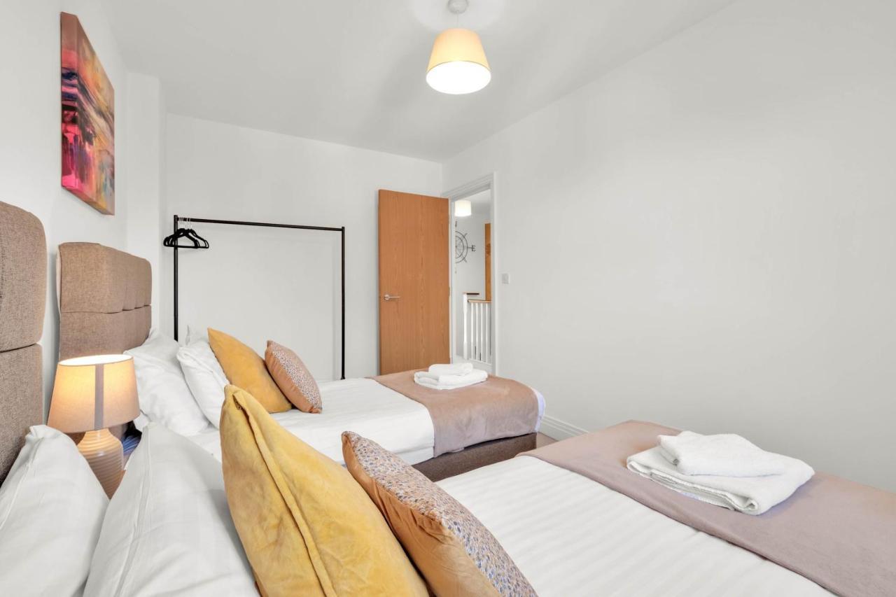 Foxherne 5Bdr 3Ba Serviced House With Parking - Slough By 360Stays Exteriér fotografie