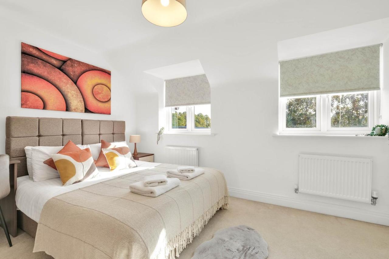 Foxherne 5Bdr 3Ba Serviced House With Parking - Slough By 360Stays Exteriér fotografie
