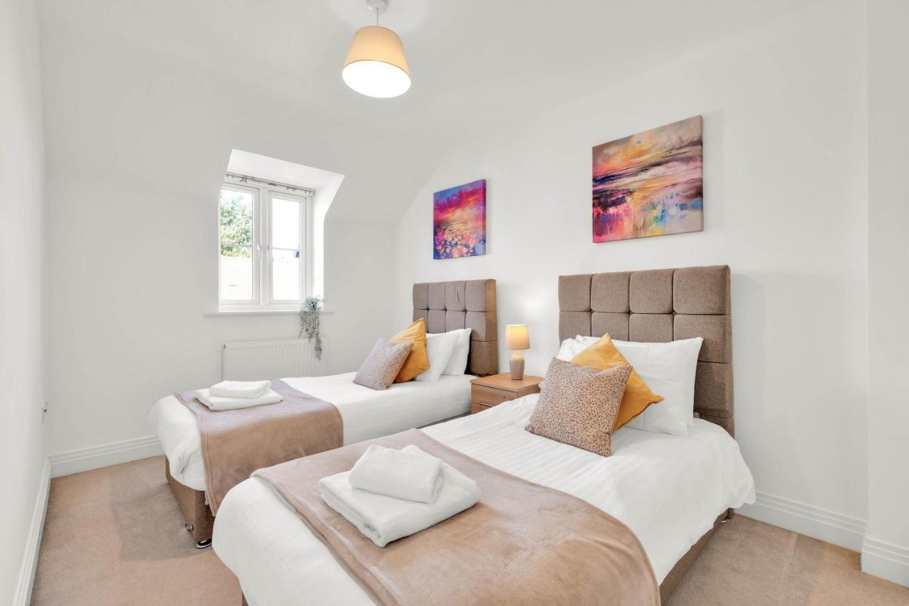 Foxherne 5Bdr 3Ba Serviced House With Parking - Slough By 360Stays Exteriér fotografie