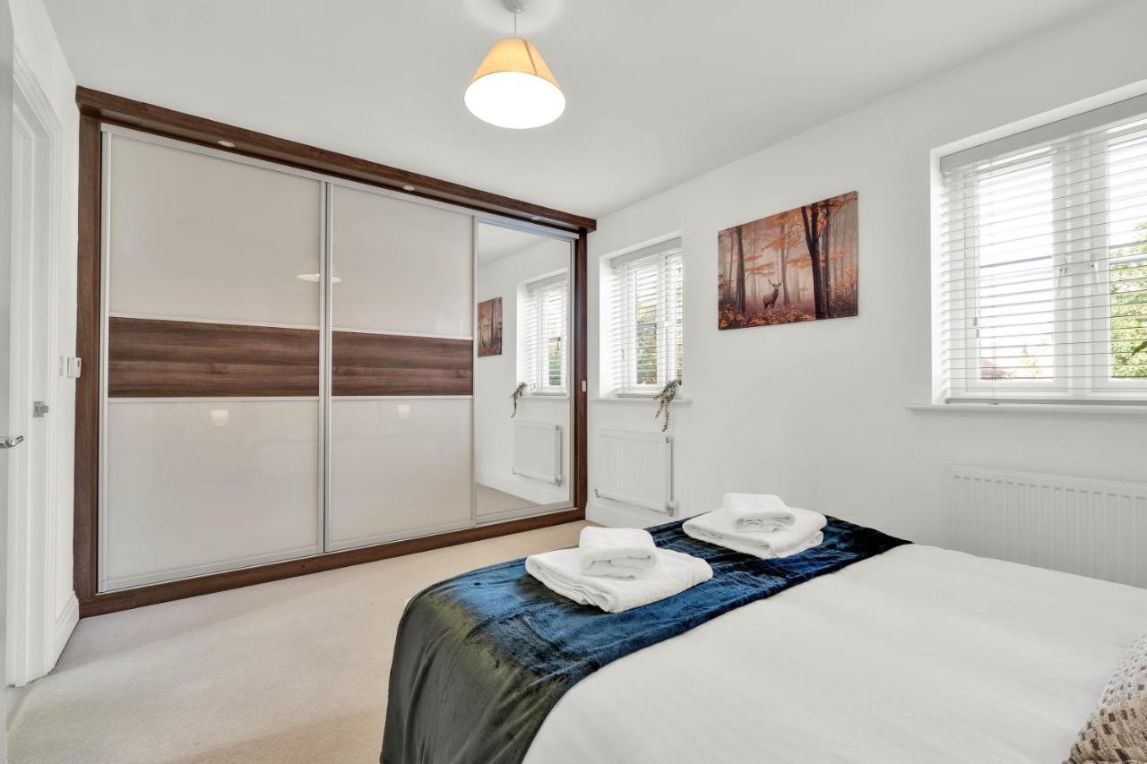 Foxherne 5Bdr 3Ba Serviced House With Parking - Slough By 360Stays Exteriér fotografie