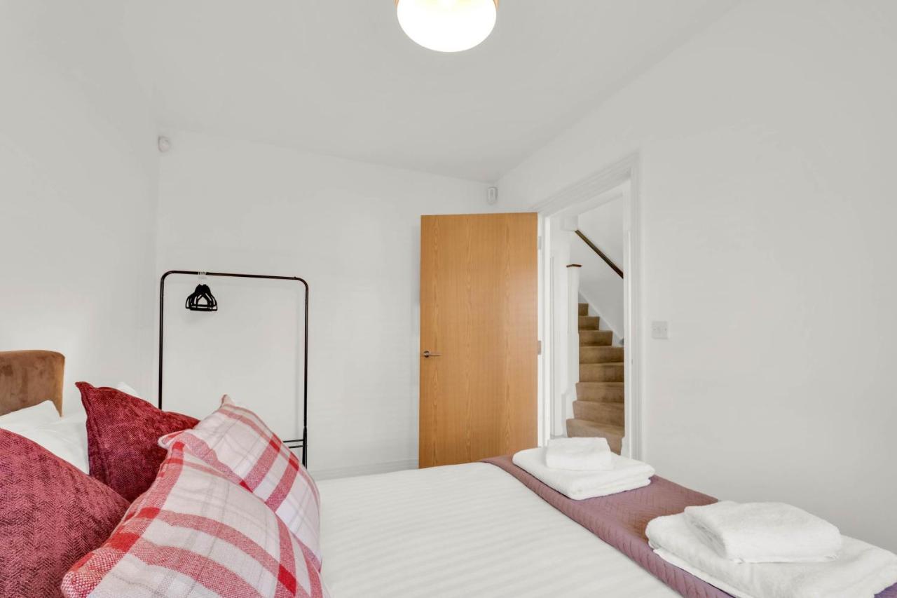 Foxherne 5Bdr 3Ba Serviced House With Parking - Slough By 360Stays Exteriér fotografie