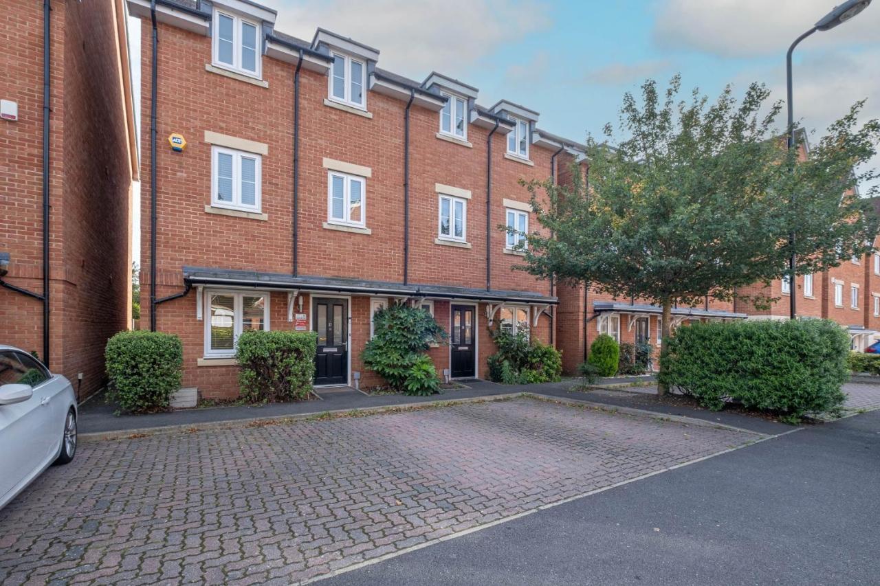 Foxherne 5Bdr 3Ba Serviced House With Parking - Slough By 360Stays Exteriér fotografie