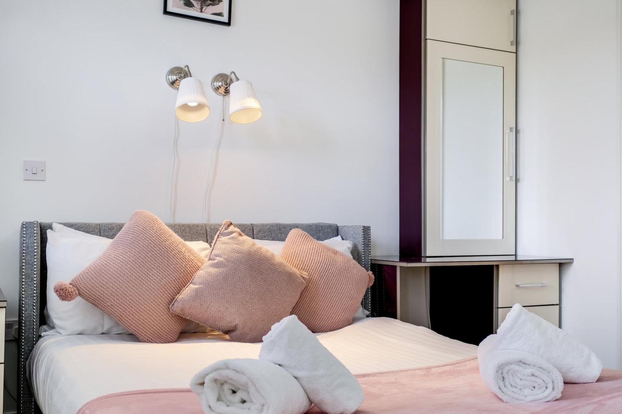 Foxherne 5Bdr 3Ba Serviced House With Parking - Slough By 360Stays Exteriér fotografie