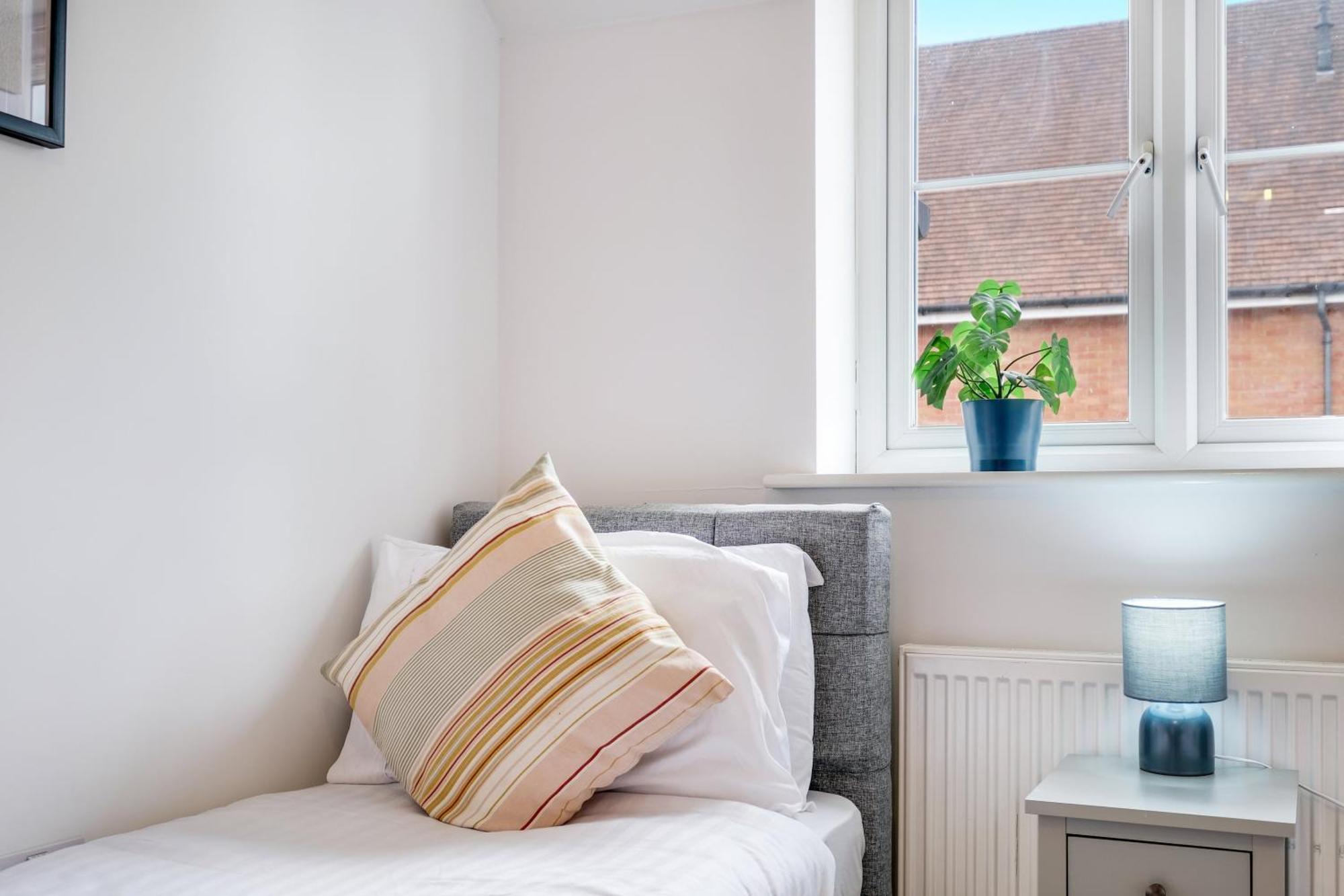 Foxherne 5Bdr 3Ba Serviced House With Parking - Slough By 360Stays Exteriér fotografie