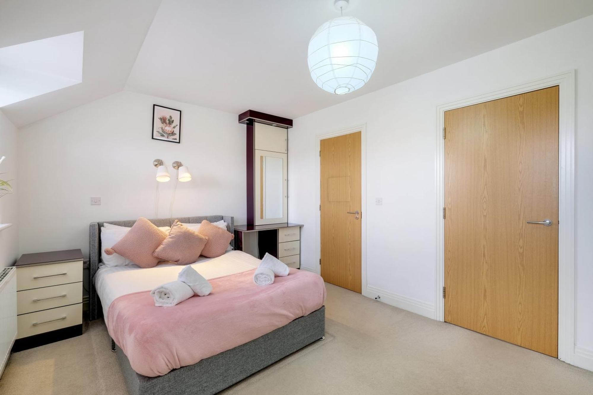 Foxherne 5Bdr 3Ba Serviced House With Parking - Slough By 360Stays Exteriér fotografie