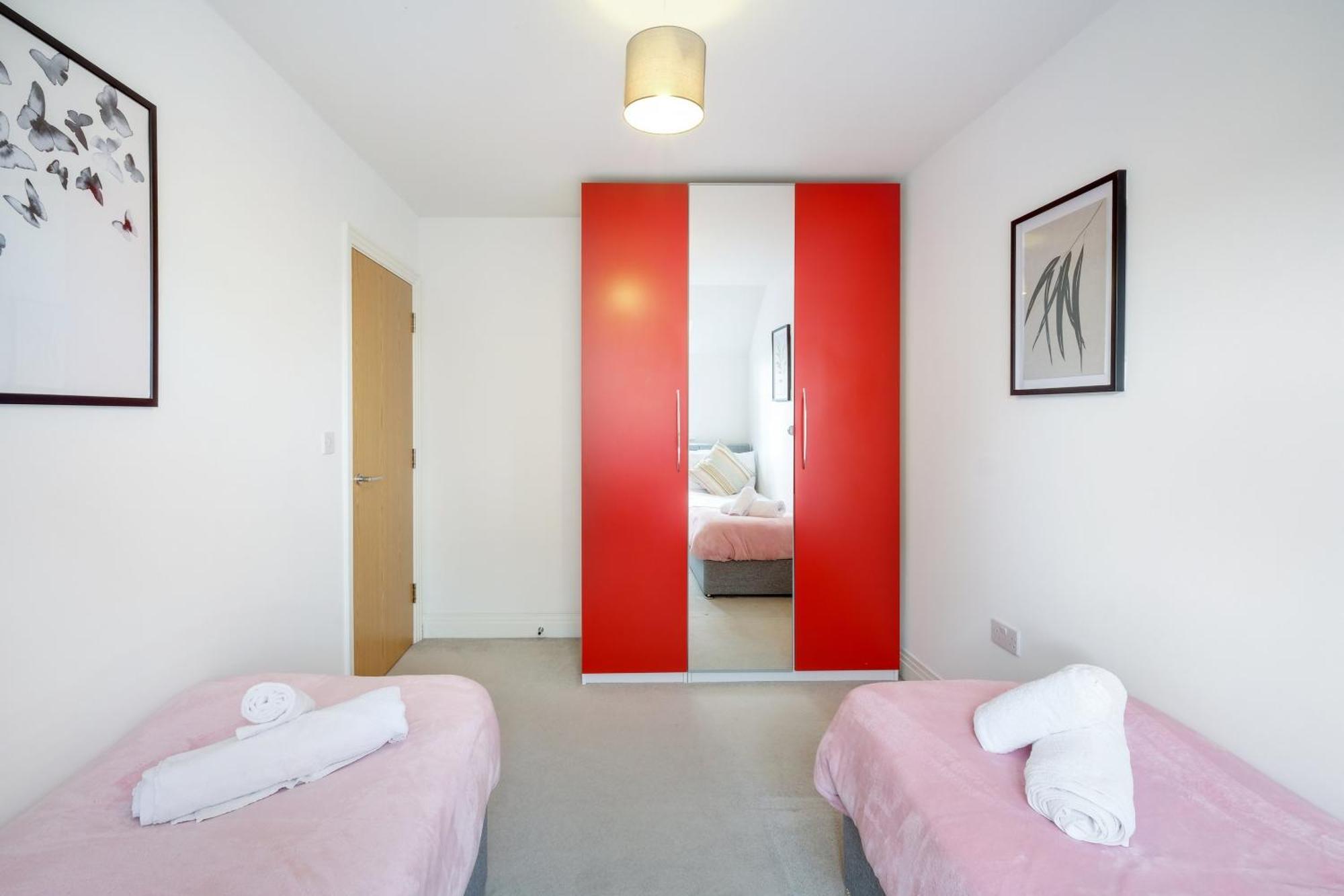 Foxherne 5Bdr 3Ba Serviced House With Parking - Slough By 360Stays Exteriér fotografie