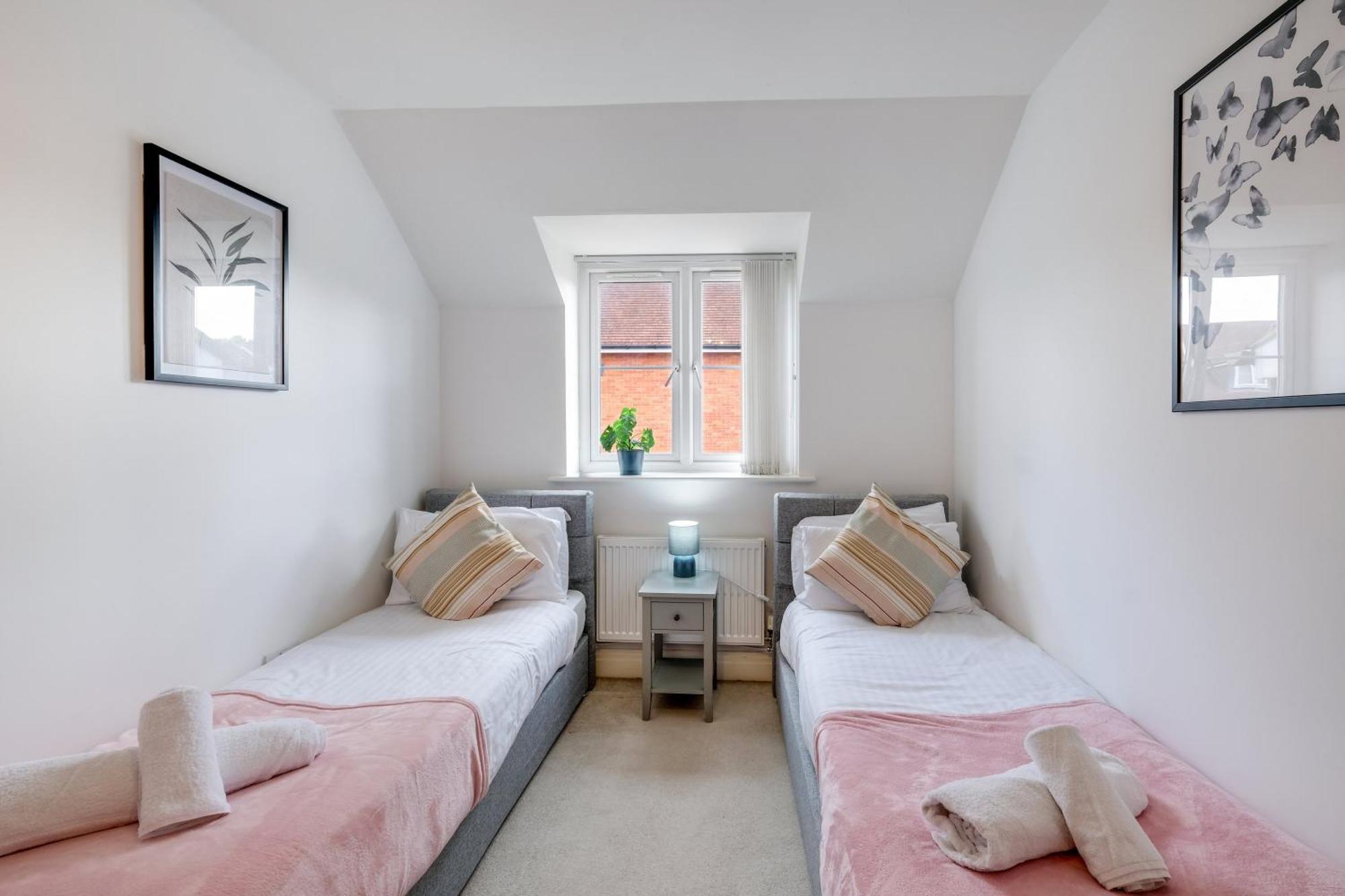 Foxherne 5Bdr 3Ba Serviced House With Parking - Slough By 360Stays Exteriér fotografie