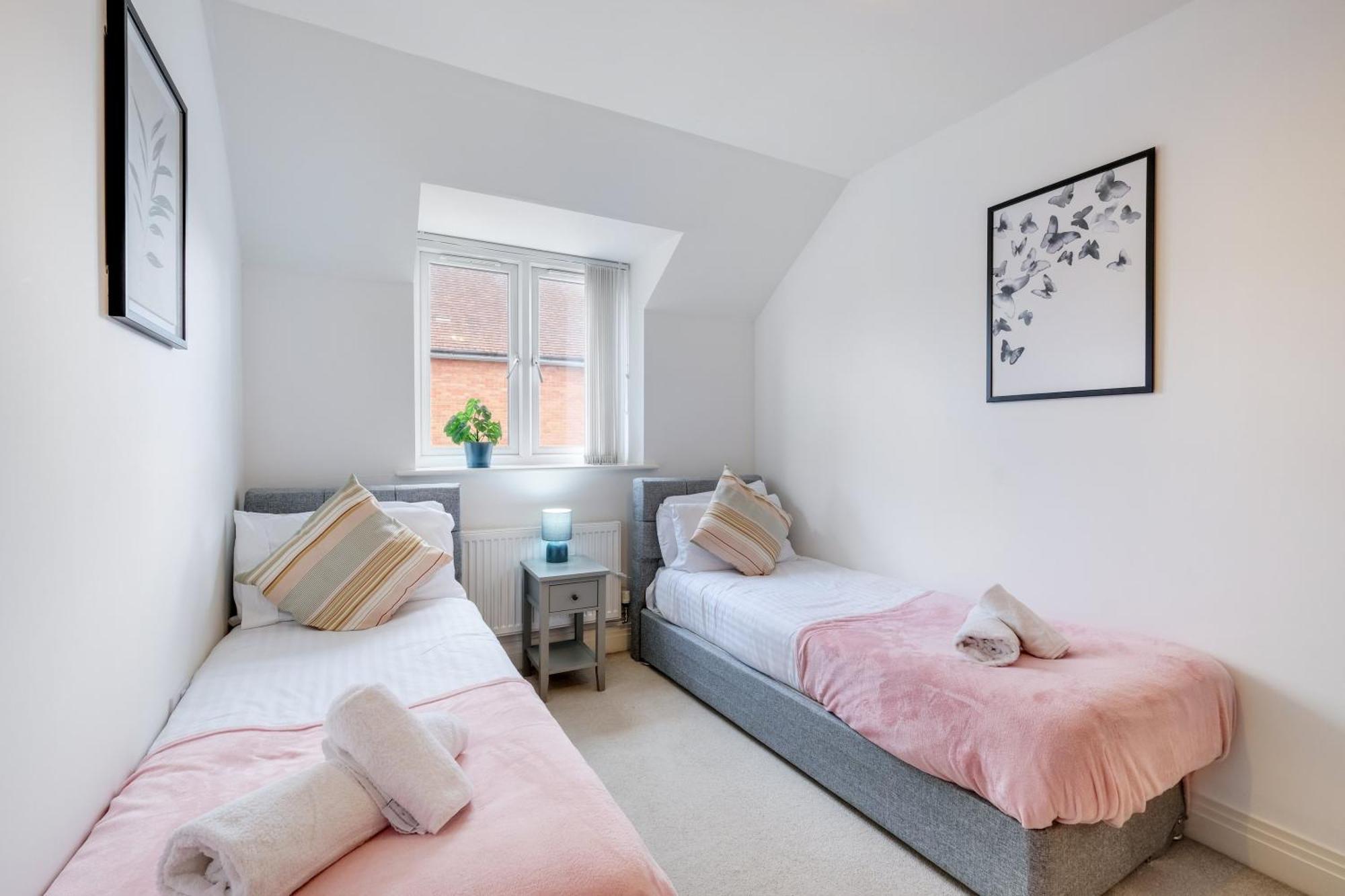 Foxherne 5Bdr 3Ba Serviced House With Parking - Slough By 360Stays Exteriér fotografie