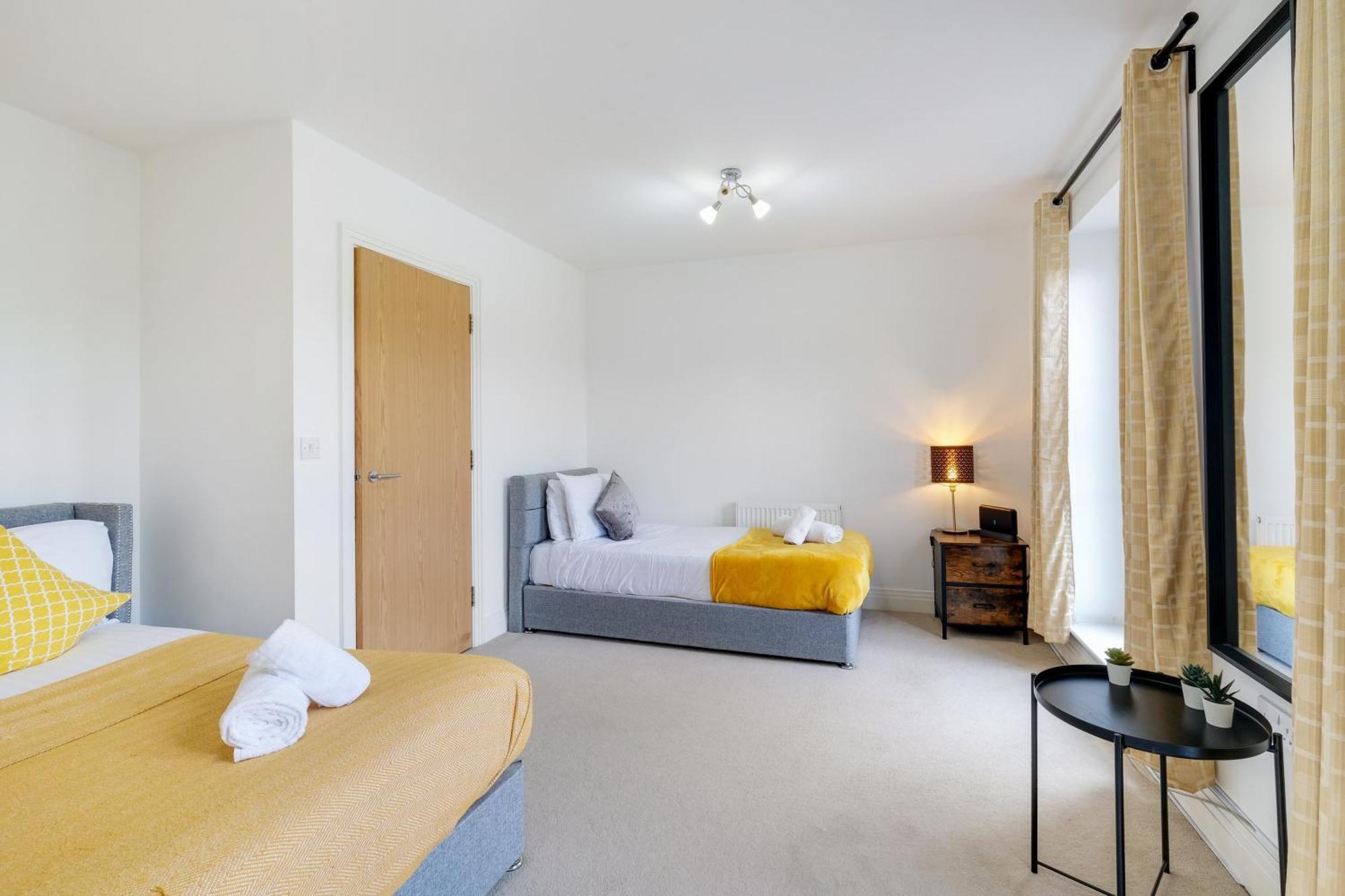 Foxherne 5Bdr 3Ba Serviced House With Parking - Slough By 360Stays Exteriér fotografie