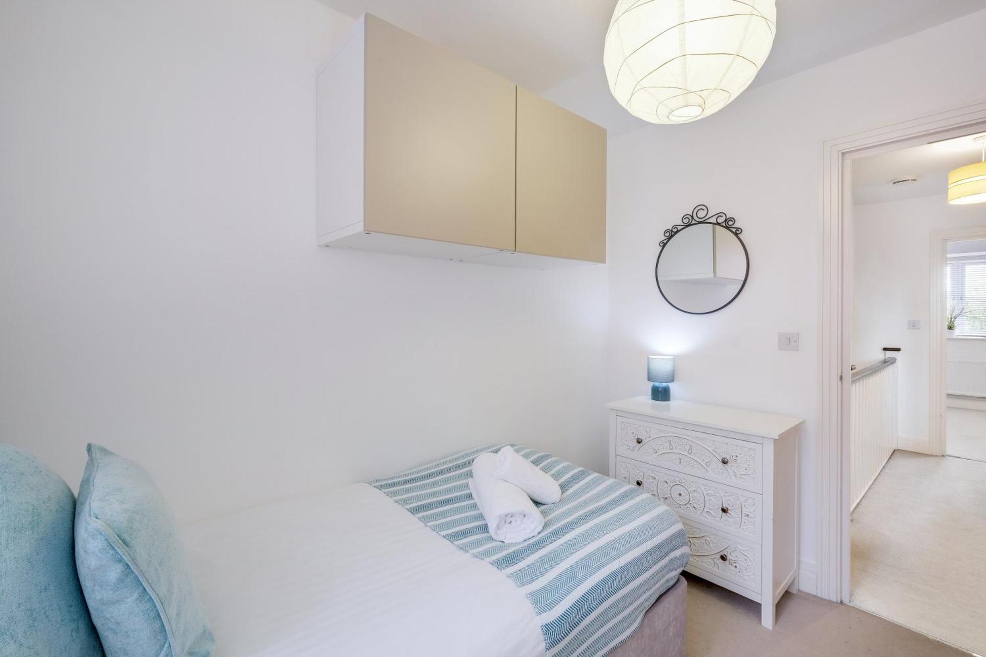 Foxherne 5Bdr 3Ba Serviced House With Parking - Slough By 360Stays Exteriér fotografie