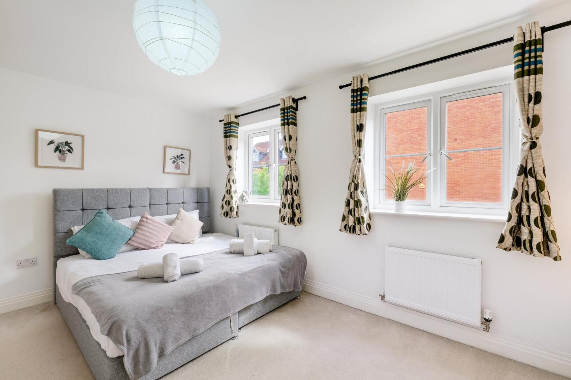 Foxherne 5Bdr 3Ba Serviced House With Parking - Slough By 360Stays Exteriér fotografie