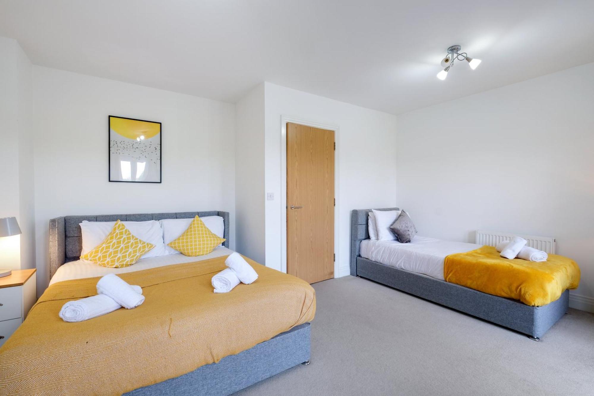 Foxherne 5Bdr 3Ba Serviced House With Parking - Slough By 360Stays Exteriér fotografie