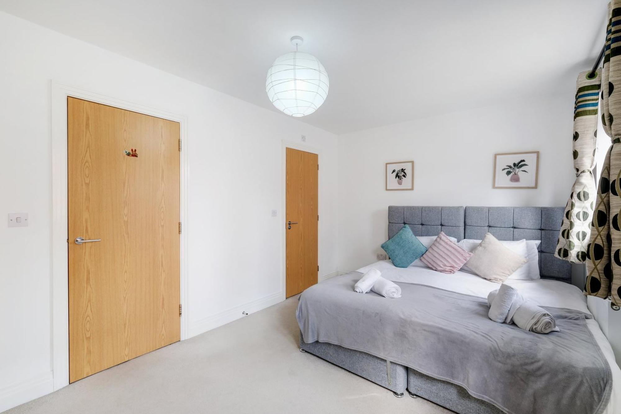 Foxherne 5Bdr 3Ba Serviced House With Parking - Slough By 360Stays Exteriér fotografie
