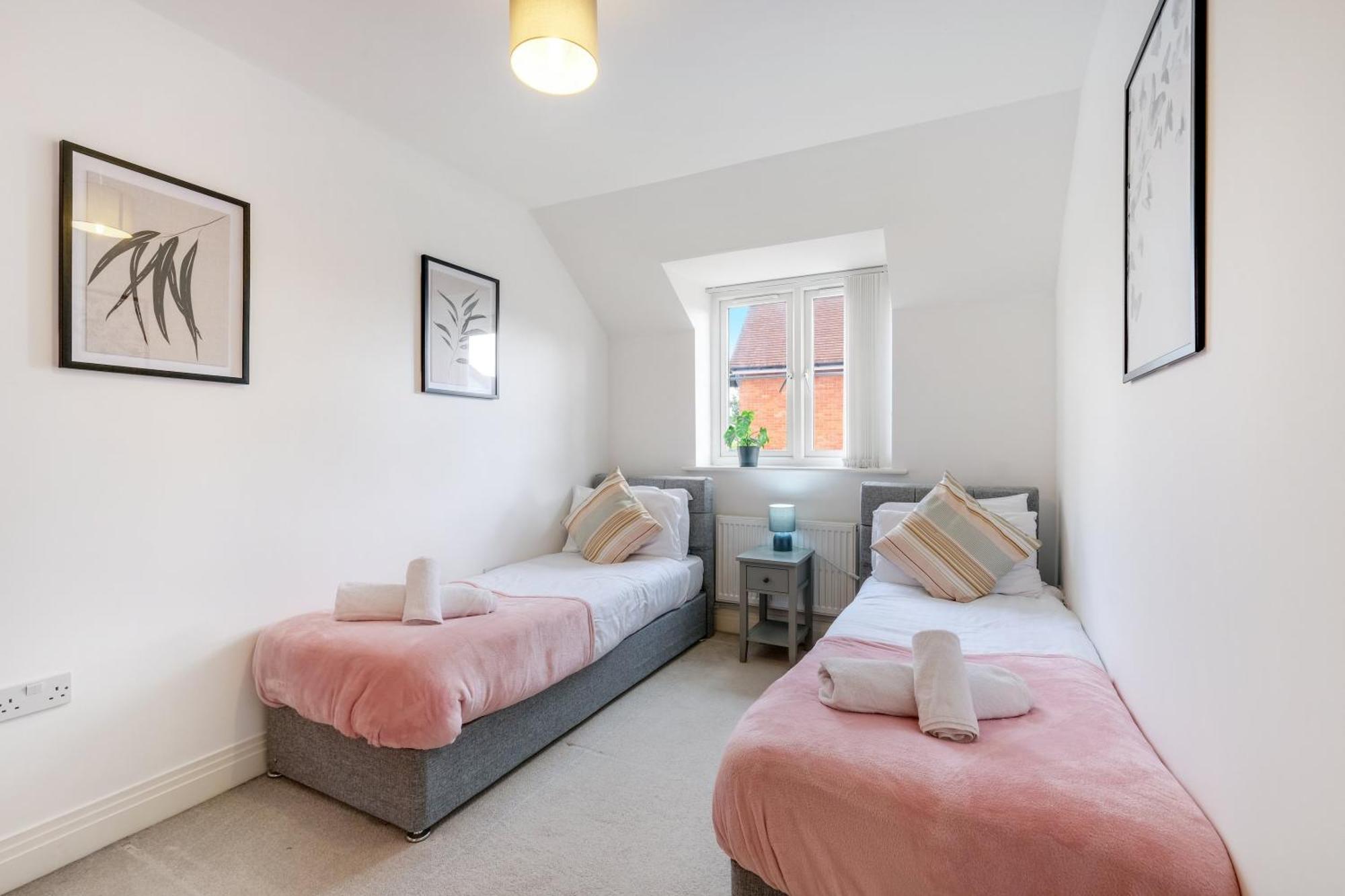 Foxherne 5Bdr 3Ba Serviced House With Parking - Slough By 360Stays Exteriér fotografie