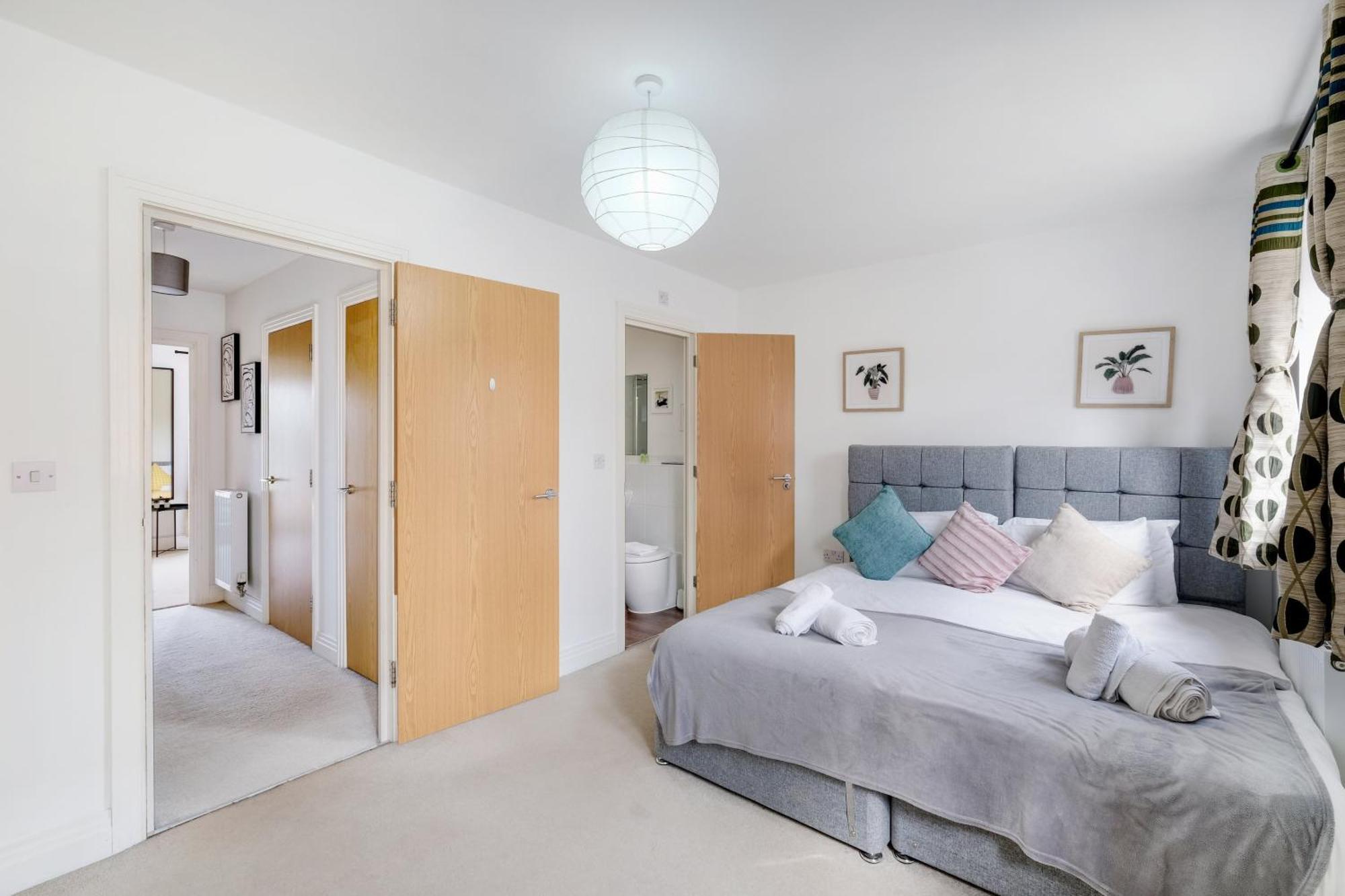 Foxherne 5Bdr 3Ba Serviced House With Parking - Slough By 360Stays Exteriér fotografie