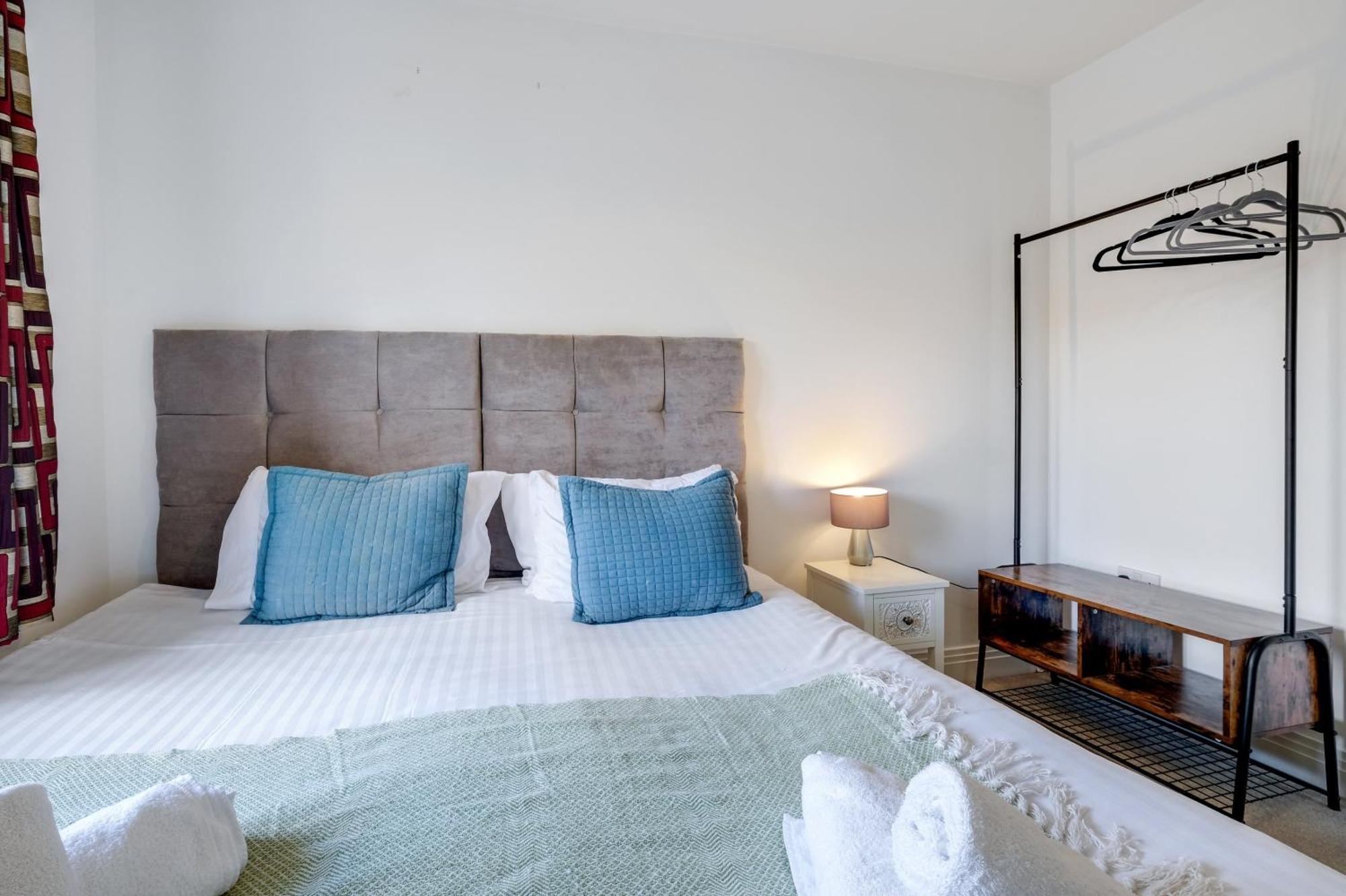 Foxherne 5Bdr 3Ba Serviced House With Parking - Slough By 360Stays Exteriér fotografie
