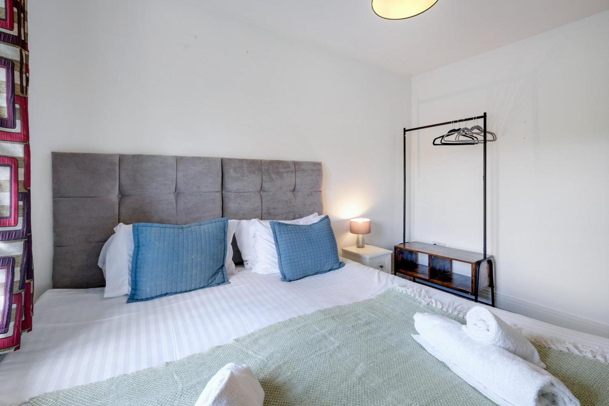 Foxherne 5Bdr 3Ba Serviced House With Parking - Slough By 360Stays Exteriér fotografie