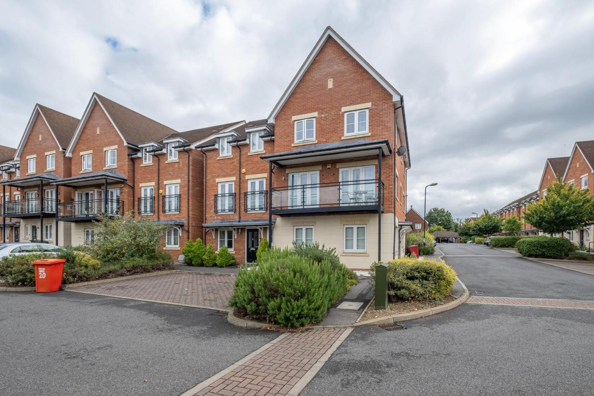 Foxherne 5Bdr 3Ba Serviced House With Parking - Slough By 360Stays Exteriér fotografie